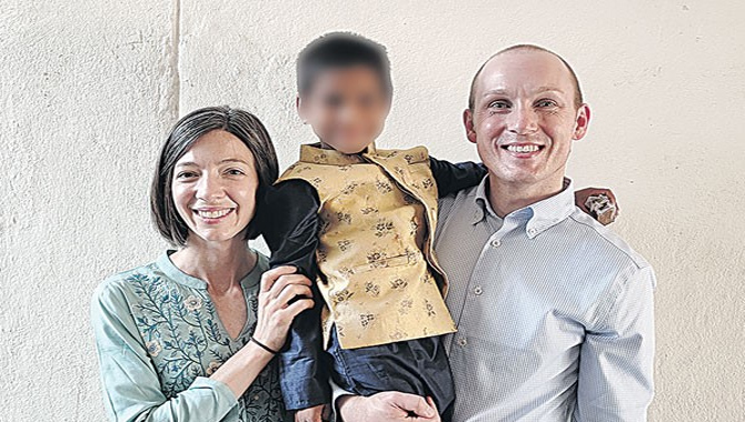 అనాథ బాలుడిని దత్తత తీసుకున్న.. అమెరికా దంపతులు