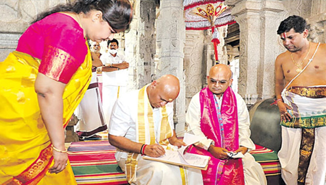 టీటీడీ ఈవోగా ధర్మారెడ్డి బాధ్యతల స్వీకరణ