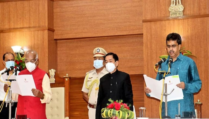త్రిపుర ముఖ్యమంత్రిగా మాణిక్ సాహా ప్రమాణ స్వీకారం