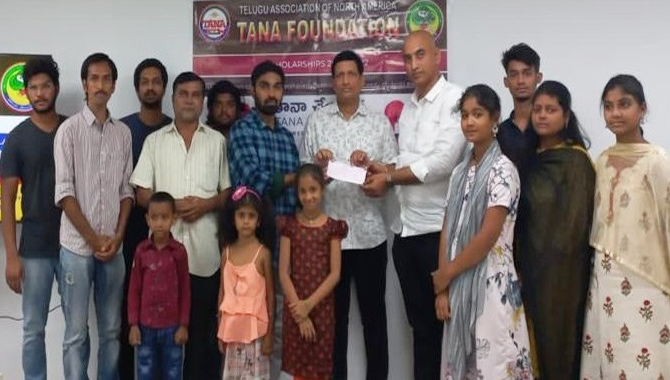 సురభి థియేటర్ కళాకారుల విద్యార్థులకు తానా చేయూత