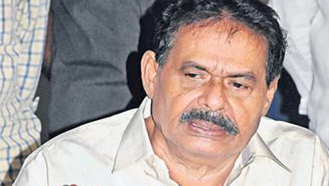 వైసీపీలో అర్హులైన నాయకులు లేనందునే.. తెలంగాణ నుంచి
