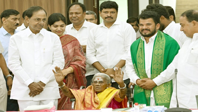 పద్మశ్రీ తిమ్మక్క ను సన్మానించిన సీఎం కేసీఆర్