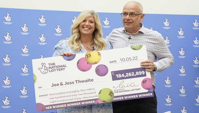 అదృష్టం అంటే ఇదే.. లాటరీలో రూ.1,800 కోట్లు