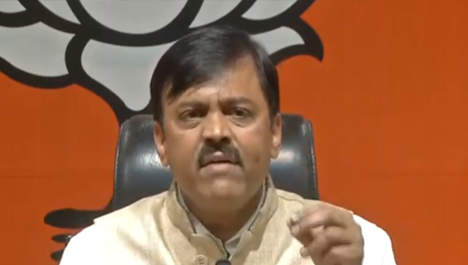 మనం ఏపీలో ఉన్నామా?..  పాకిస్థాన్‌లో ఉన్నామా?