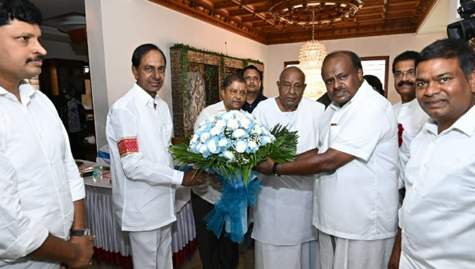 మాజీ ప్రధాని దేవెగౌడతో సీఎం కేసీఆర్ భేటీ