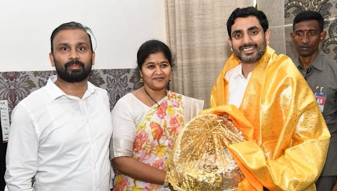 నారా లోకేశ్ ను కలిసిన వైసీపీ ఎమ్మెల్యే కుమార్తె