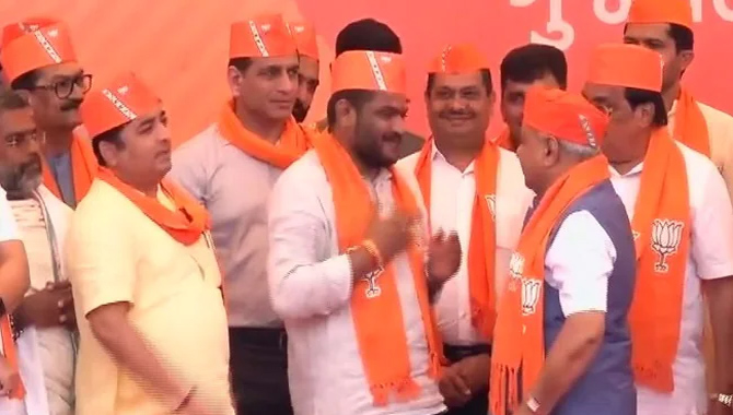 కమలం కండువా కప్పుకున్న హార్దిక్ పటేల్