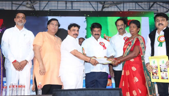 టెలివిజన్ 24 క్రాఫ్ట్స్ లోని నిరుపేద కళాకారులకు 101 ప్లాట్లు ఇచ్చిన ధాత వివికే వి.విజయ్ కుమార్ టెలివిజన్ 24 క్రాఫ్ట్స్ లోని నిరుపేద కళాకారులకు 101 ప్లాట్లు ఇచ్చిన ధాత వివికే వి.విజయ్ కుమార్