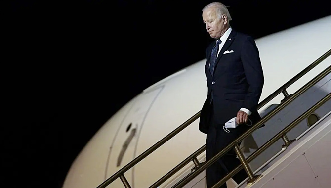 అమెరికా అధ్యక్ష నివాసంపైకి.. దూసుకొచ్చిన విమానం