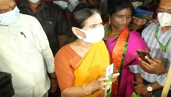 సీఎం జగన్ ఫోటో వేసి …మోదీది ఎందుకు వేయలేదు ? : కేంద్ర మంత్రి