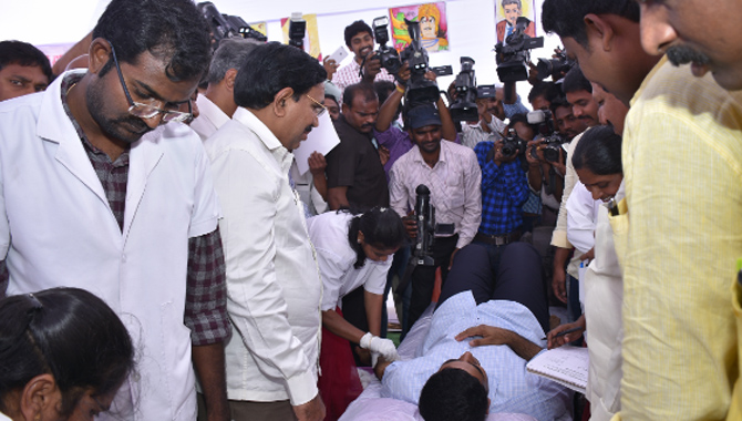 రక్తదానం చేసిన నారా లోకేశ్