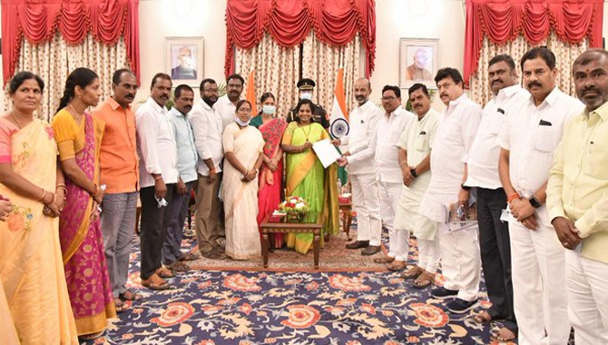 అక్కడి పరిస్థితిని గవర్నర్ దృష్టికి : బండి సంజయ్