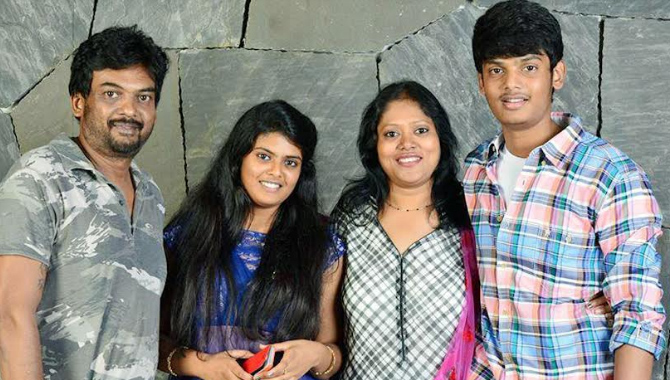 మా అమ్మా నాన్నలది స్వచ్ఛమైన ప్రేమ.. ఎలాంటి శక్తులు వాళ్ళను విడదీయలేవు : ఆకాష్ పూరీ