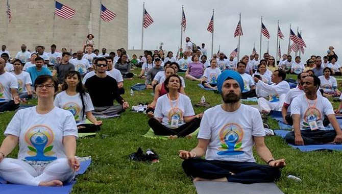 అమెరికాలో ఆసనాలతో సందడి