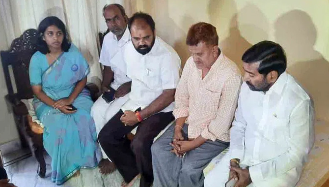 సాయి చరణ్ కుటుంబ సభ్యులను పరామర్శించిన మంత్రి