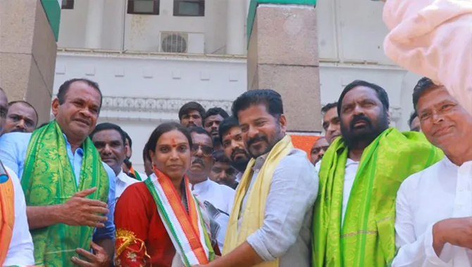 టీఆర్ఎస్ కు షాక్.. కాంగ్రెస్ లో చేరిన పీజేఆర్ కుమార్తె