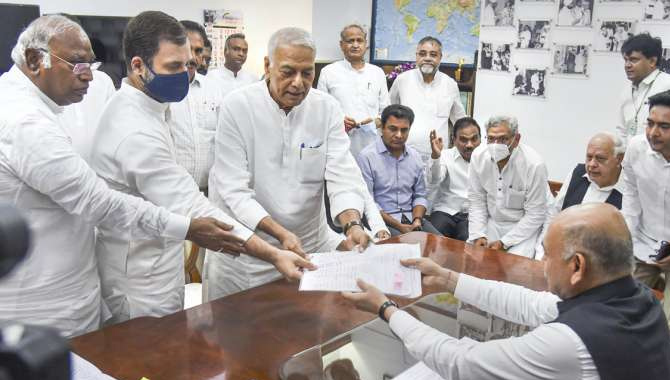 నామినేషన్ దాఖలు చేసిన విపక్షాల రాష్ట్రపతి అభ్యర్థి యశ్యంత్  సిన్హా