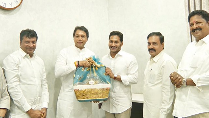 సీఎం జగన్‌ను కలిసిన ఆత్మకూరు ఎమ్మెల్యే మేకపాటి