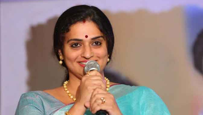 తమ వ్య‌క్తిగ‌త జీవితంపై రాస్తున్న వార్తలపై సైబ‌ర్ పోలీసుల‌కు కంప్లైంట్‌ ఇచ్చిన పవిత్రా లోకేష్‌