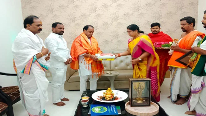 మంత్రి ఇంద్రకరణ్ రెడ్డికి ఆహ్వానం