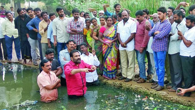 మురుగు కాల్వలో వైసీపీ ఎమ్మెల్యే నిరసన… ఎందుకో తెలుసా?