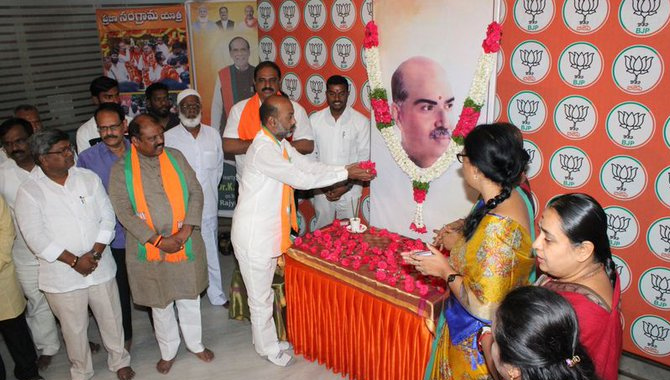 ఆయన ఆశయాలు సాధించడానికి.. ప్రధాని కృషి