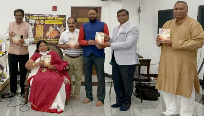 డాక్టర్ శోభా రాజు గారు ఆవిష్కరించిన “లివ్ యువర్ డ్రీమ్స్” తెలుగు పుస్తకము