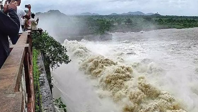 64 ఏళ్ల రికార్డు బద్దలు.. దడ పుట్టిస్తున్న కడెం ప్రాజెక్టు