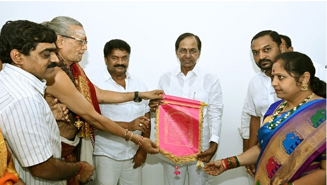 సీఎం కేసీఆర్ కు ఆహ్వానం