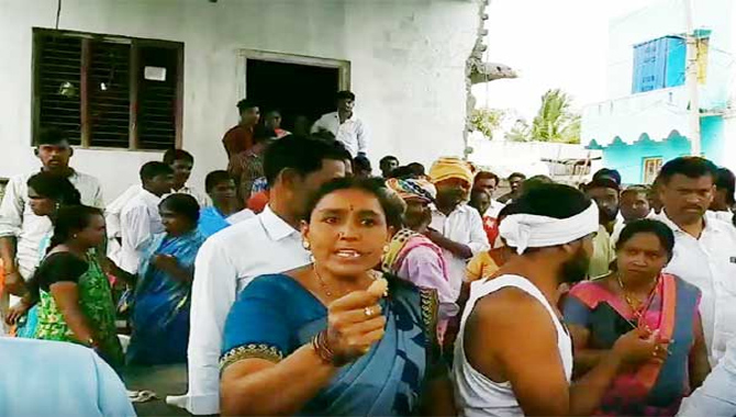 మాజీ మంత్రి శంకరనారాయణకు చేదు అనుభవం