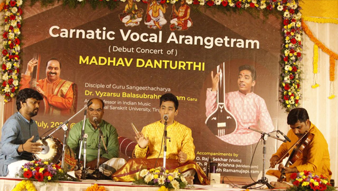 వీనుల విందు.. అమెరికా అబ్బాయి సంగీత అరంగేట్రం