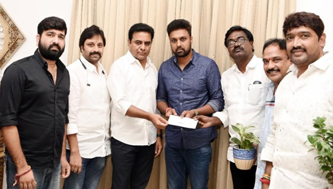 వరద బాధితుల సహాయార్థం మంత్రి కె. టి. ఆర్ కు రెండు లక్షల రూపాయలను అందజేసిన “నచ్చింది గర్ల్ ఫ్రెండ్” మూవీ టీమ్