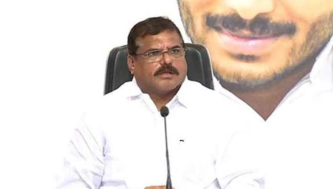 హైదరాబాద్ ను ఏపీలో కలిపేస్తారా? : మంత్రి బొత్స