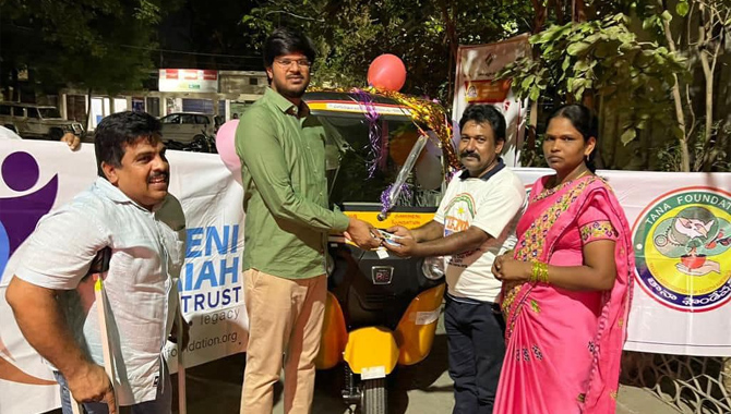 నిరుపేద యువకునికి తానా, సామినేని ఫౌండేషన్ ఆదరణ