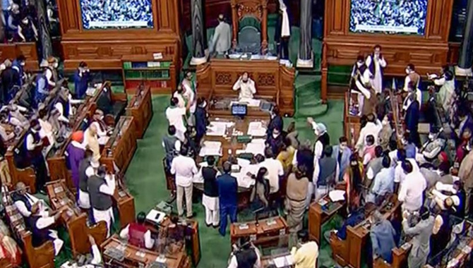 లోక్‌సభ నుంచి టీఆర్ఎస్ వాకౌట్