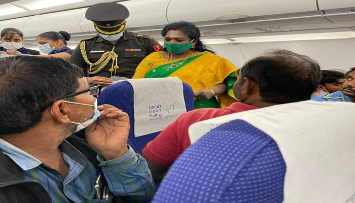 విమానంలో ప్రయాణికుడికి ప్రథమ చికిత్స చేసిన గవర్నర్ తమిళిసై సౌందరరాజన్