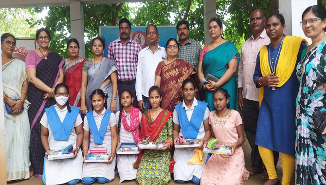 వేటా ఆధ్వర్యంలో బాలికలకు పుస్తకాల పంపిణీ