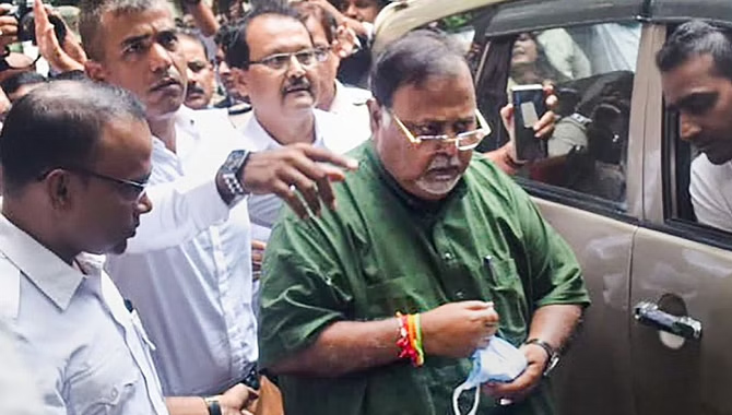 మంత్రి పార్థా ఛటర్జీకి  షాక్ ఇచ్చిన మమత బెనర్జీ