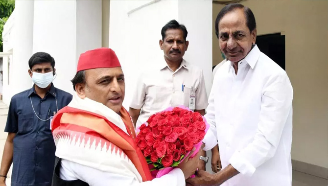 సీఎం కేసీఆర్ తో అఖిలేష్ యాదవ్ భేటీ