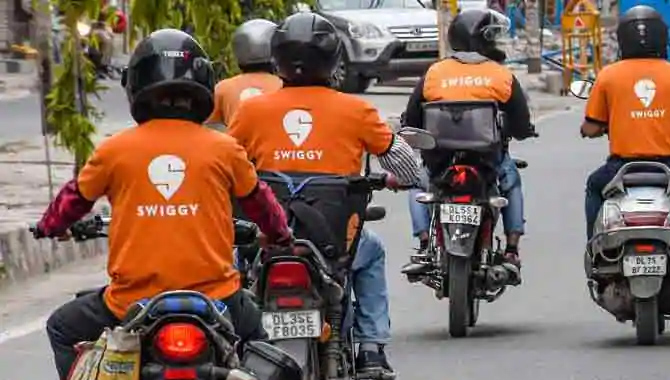 స్విగ్గీ మరోసారి సంచలన నిర్ణయం.. ఉద్యోగులకు శాశ్వతంగా స్విగ్గీ మరోసారి సంచలన నిర్ణయం.. ఉద్యోగులకు శాశ్వతంగా