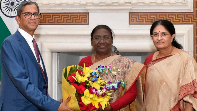 రాష్ట్రపతి ముర్ముతో చీఫ్ జస్టిస్ ఎన్వీ రమణ దంపతులు