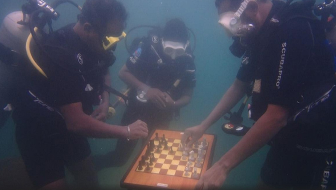 అరుదైన ఘనత.. సముద్రంలో చదరంగం