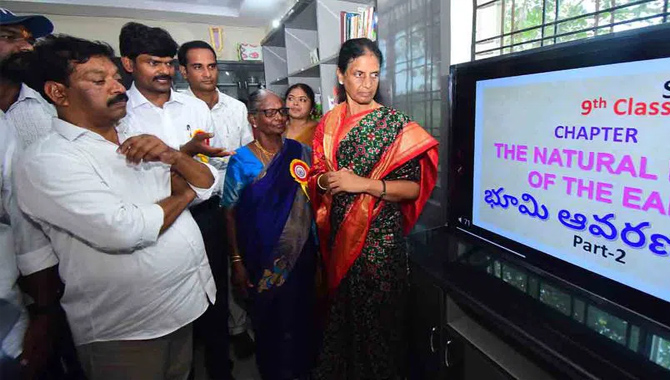 ప్రభుత్వ బడుల అభివృద్ధికి ఎన్నారైలు కృషి చేయాలి : మంత్రి సబితా