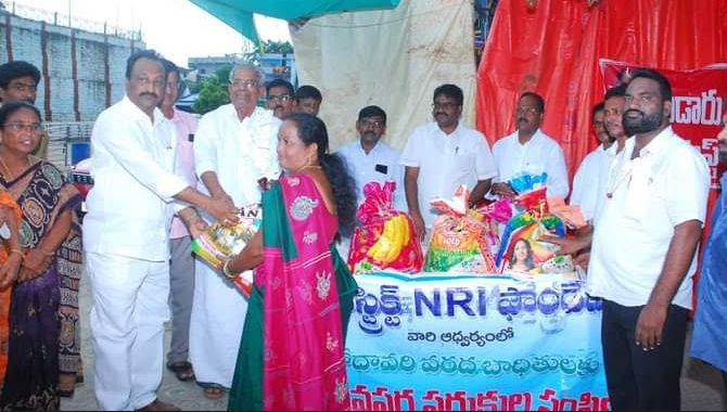 వరద బాధితులకు నిత్యవసర వస్తువుల పంపిణీ
