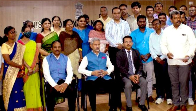 పాస్‌పోర్ట్‌ కార్యాలయాన్ని సందర్శించిన కేంద్ర విదేశాంగ మంత్రి