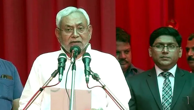 బీహార్ సీఎంగా నితీశ్ కుమార్ ప్రమాణ స్వీకారం
