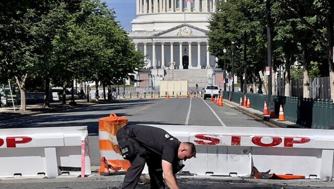యూఎస్ క్యాపిటల్ వద్ద అనూహ్య ఘటన