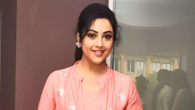 సినీ నటి మీనా కీలక నిర్ణయం