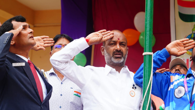 లా అండ్ ఆర్డర్ చేతకాకుంటే… సీపీ ఇంట్లో కూర్చోవాలి