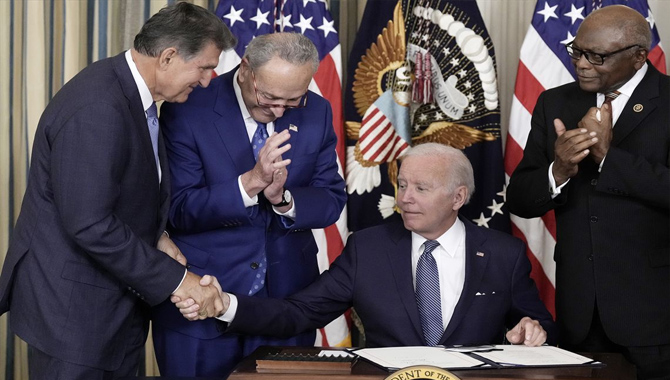 చరిత్రాత్మక బిల్లుపై జో బైడెన్ సంతకం